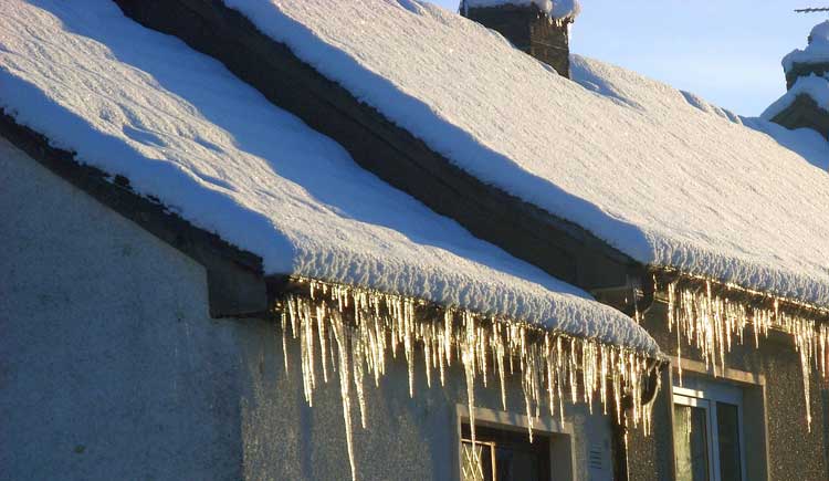 Devriez-vous pelleter la neige de votre toit ?