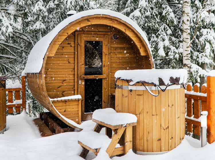 un sauna tonneau en hiver