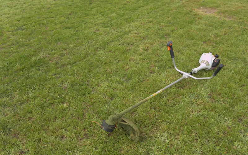 Délimiter une pelouse avec un coupe-bordure à fil
