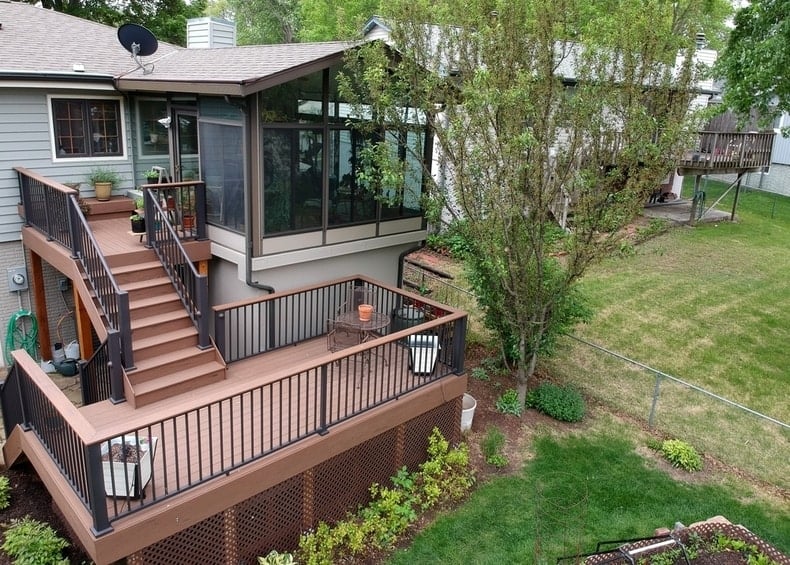 terrasse et escaliers composites de la cour arrière menant à la véranda de la maison