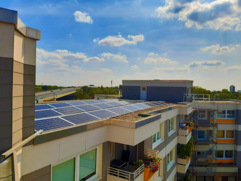 panneau solaire sur des immeubles