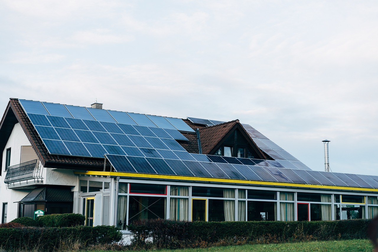 maison ecologique avec des panneaux solaires