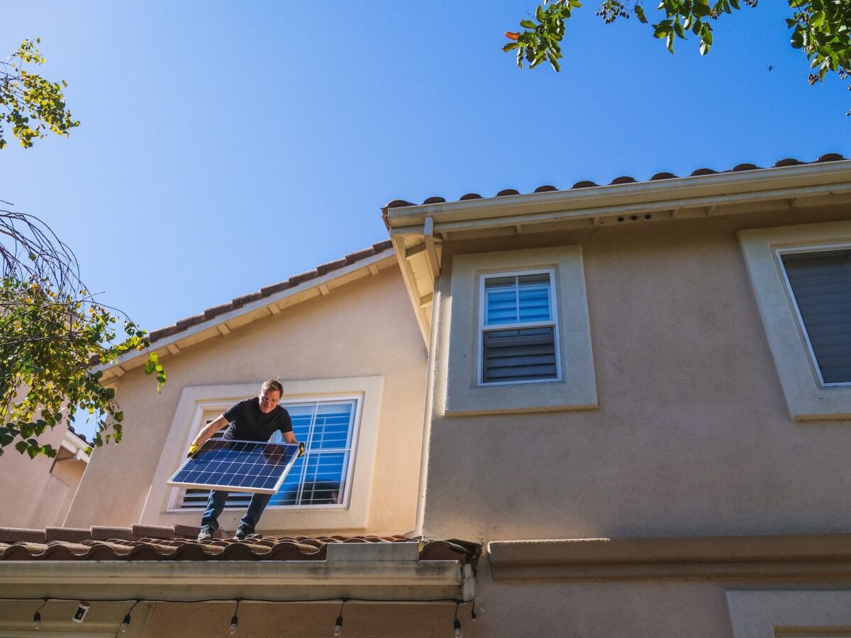 maison qui installe des panneaux solaires
