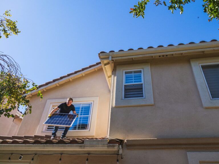maison qui installe des panneaux solaires