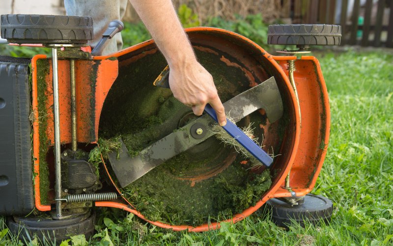 Comment enlever l'herbe séchée de la plate-forme de la tondeuse à gazon