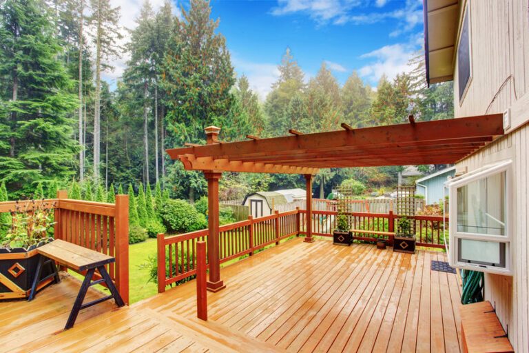 pergolas en bois sur une terasse