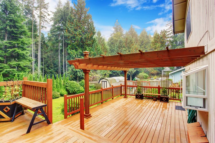 pergolas en bois sur une terasse
