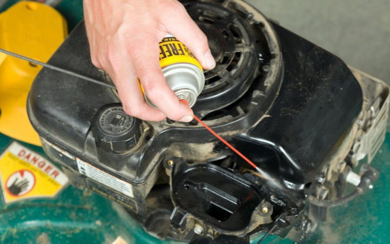Comment nettoyer le carburateur d'une tondeuse à gazon sans le démonter ?