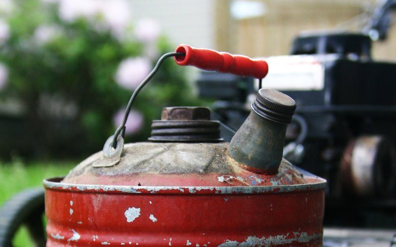 Comment se débarrasser de l'essence d'une vieille tondeuse à gazon