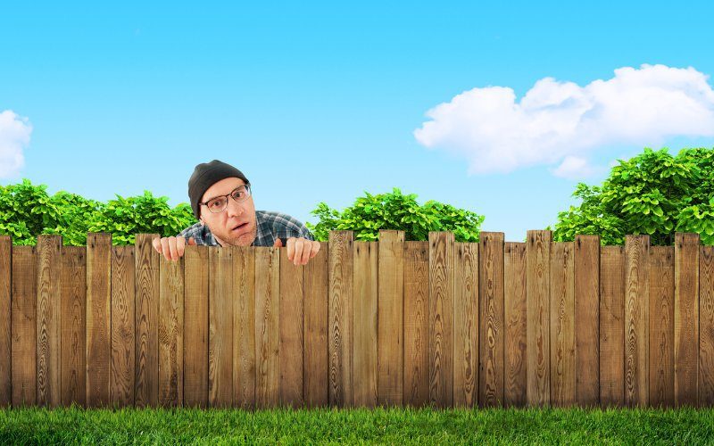 Est-il illégal de tondre la pelouse de ses voisins ?