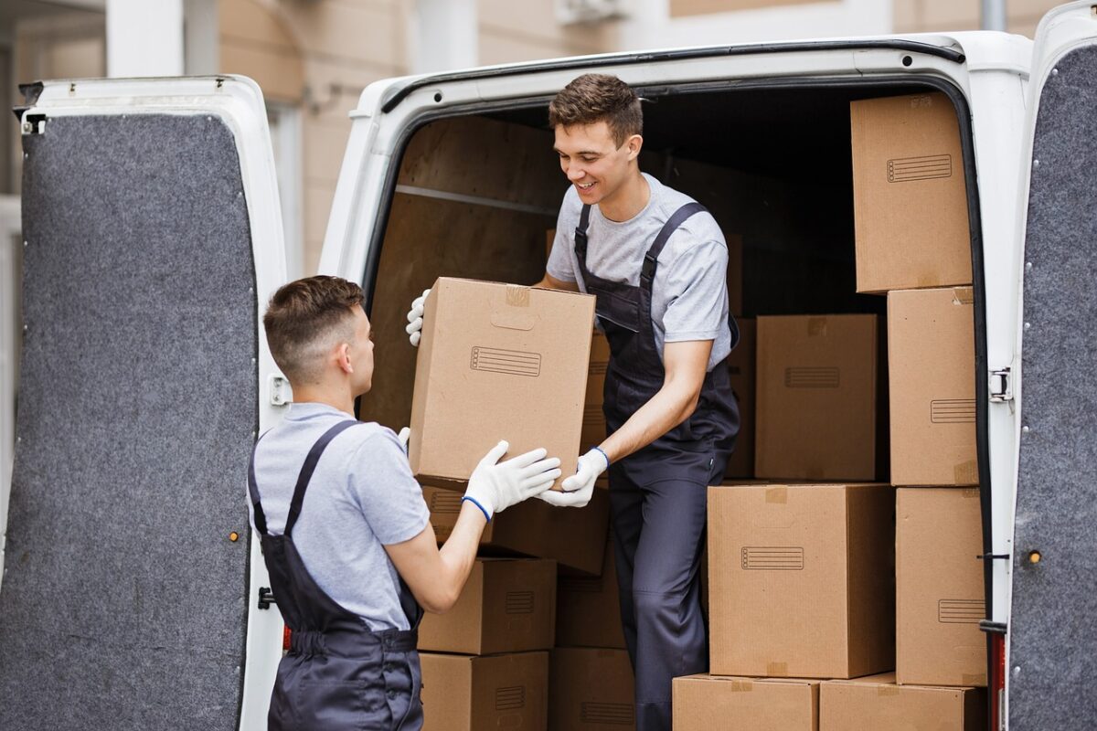 hommes portant un carton