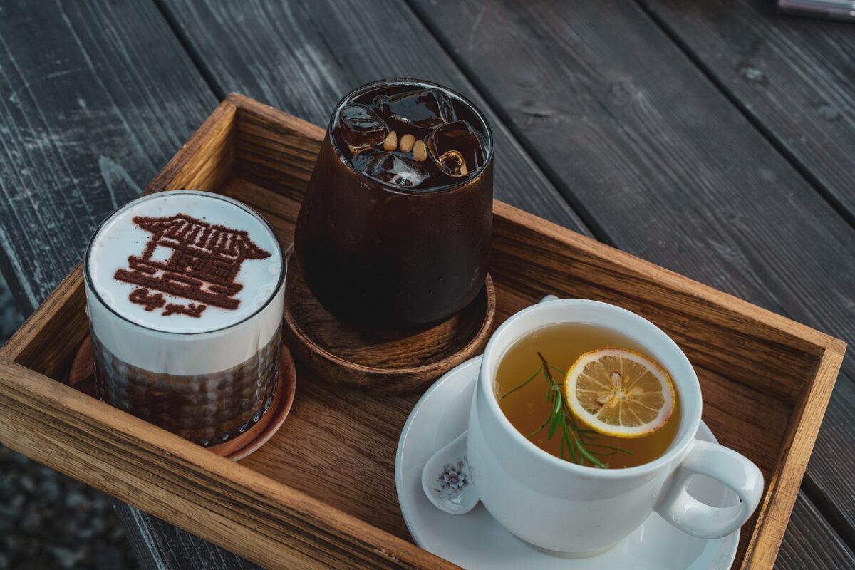 plateau avec boissons chaudes