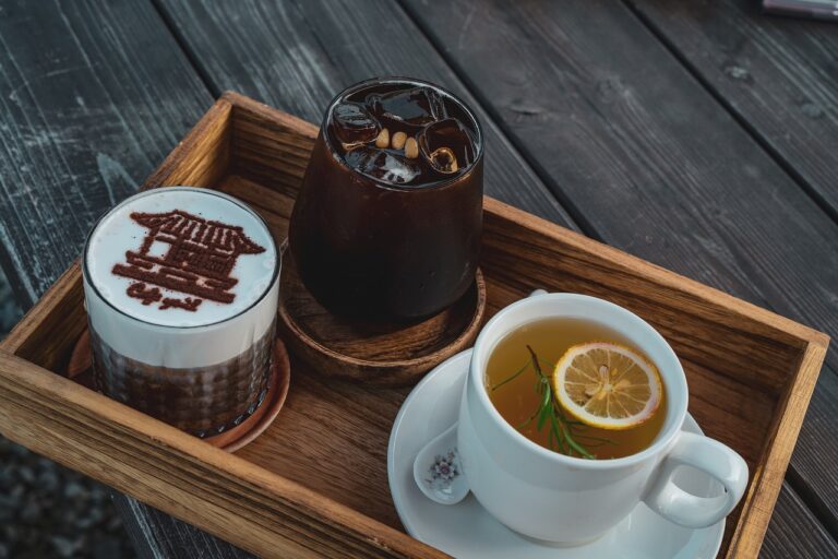 plateau avec boissons chaudes