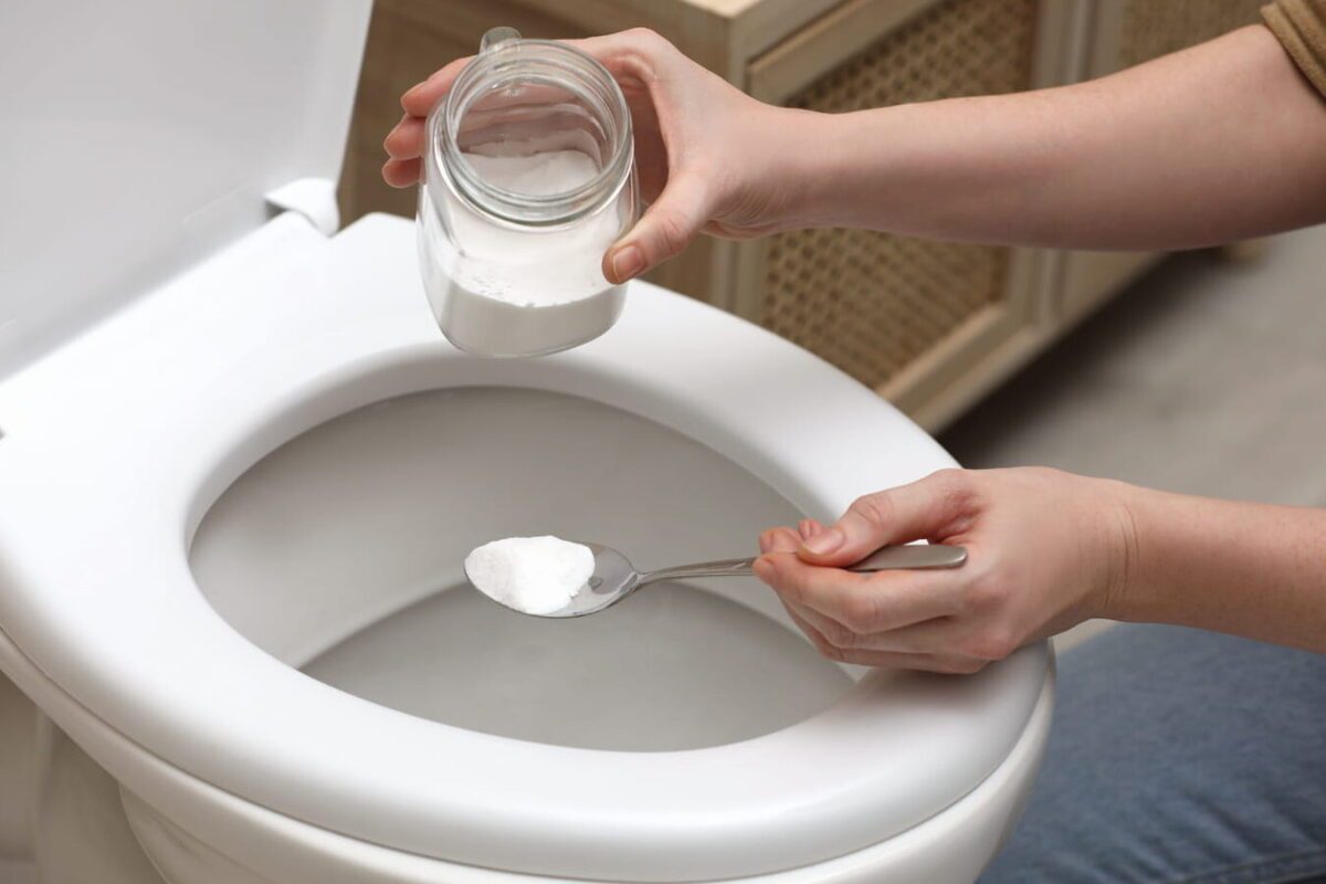 Éliminez les mauvaises odeurs de vos toilettes : conseils et astuces