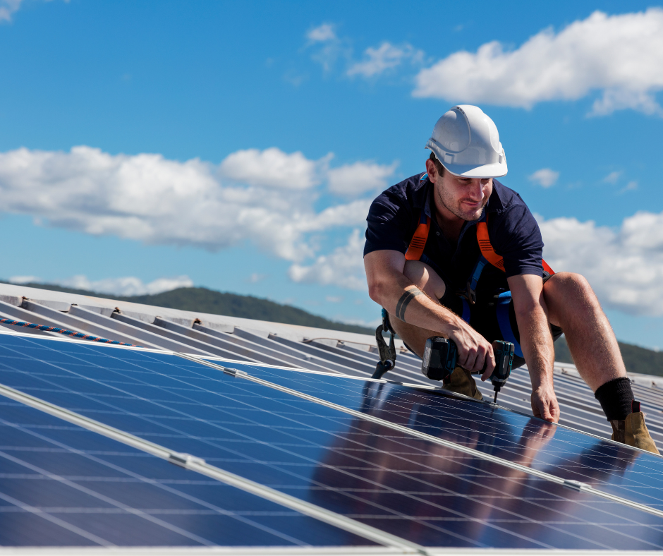 homme installe panneaux solaires