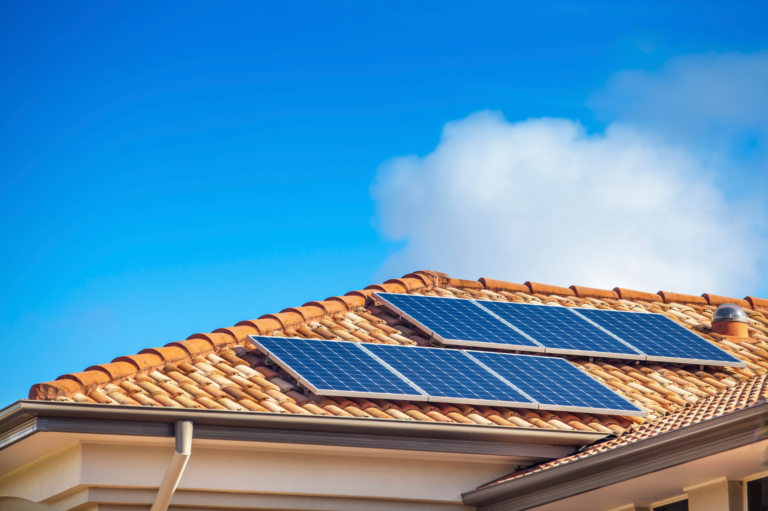 panneaux solaires toit maison