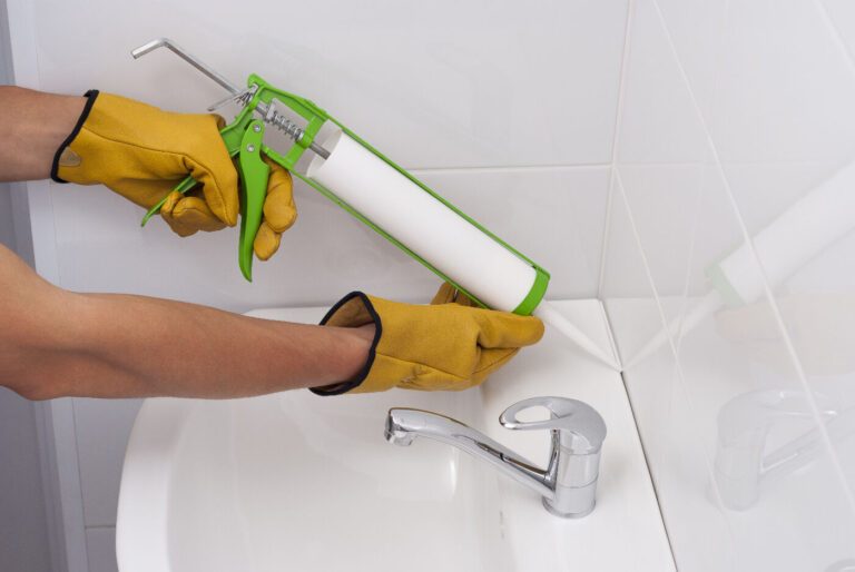 Comment nettoyer efficacement les joints de votre salle de bain ?
