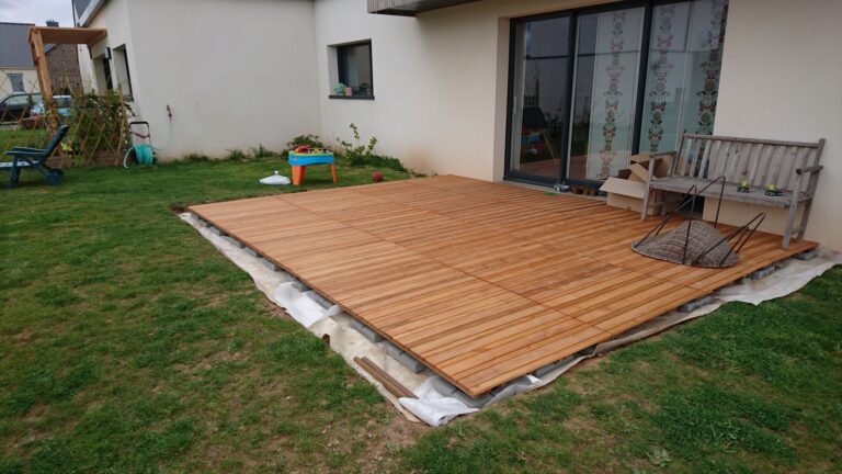 Comment réaliser la pose de votre terrasse en bois sur un sol en terre ?