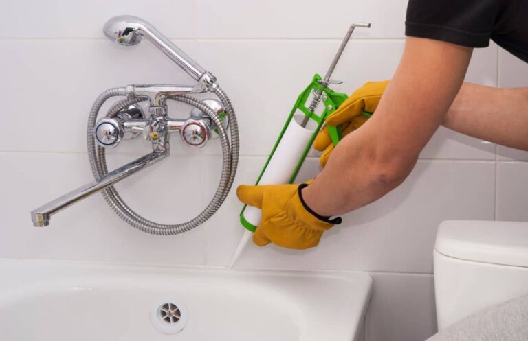 Comment remplacer facilement le joint de votre salle de bain ?