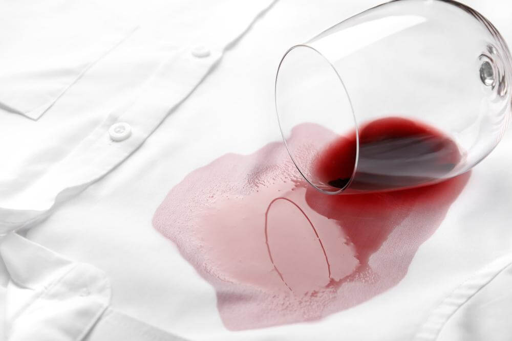 Comment enlever une tache de vin rouge sur un tissu délicat ?
