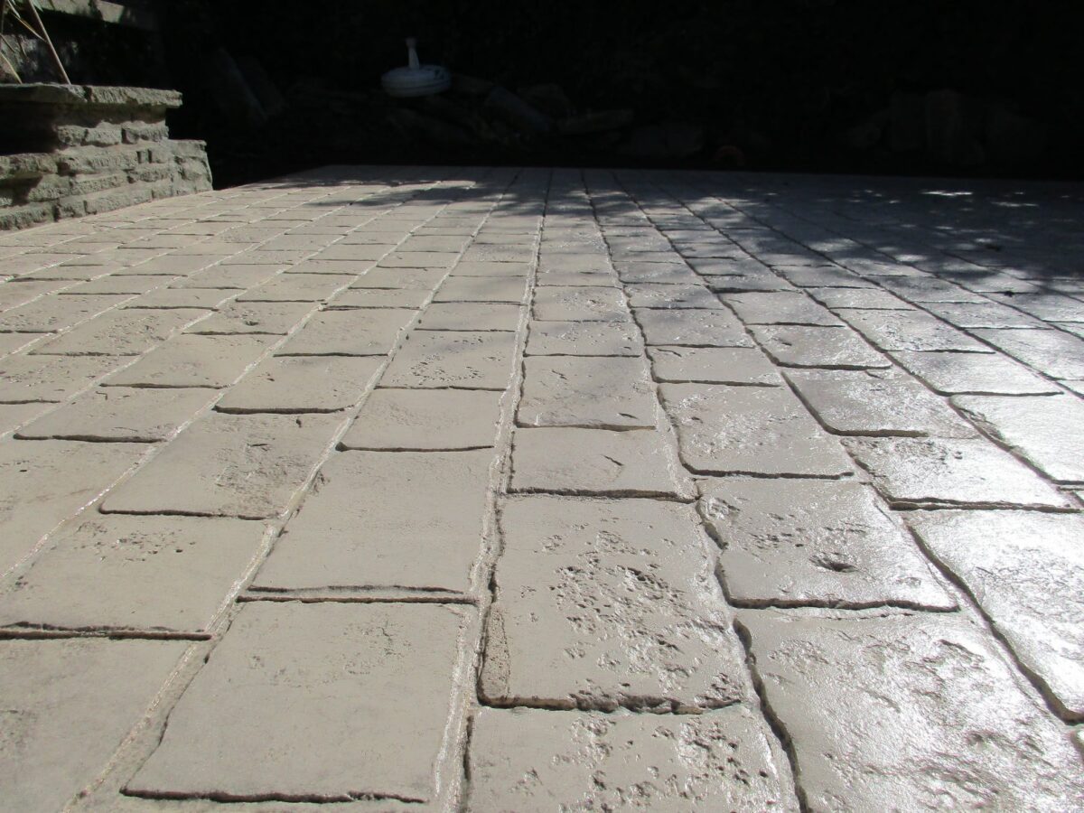 Quels sont les inconvénients du béton imprimé pour les sols extérieurs ?