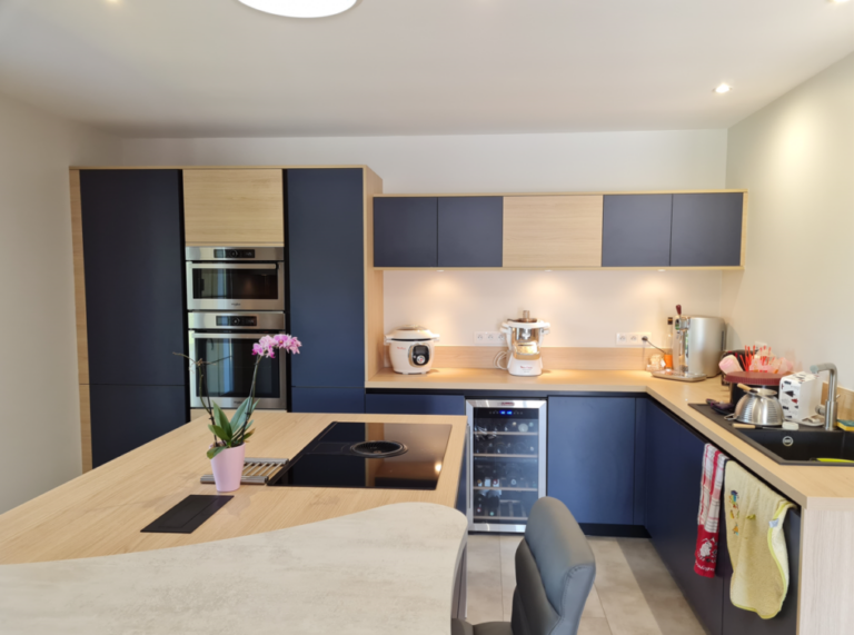 Comment intégrer une cuisine bleu nuit dans votre décoration intérieure ?