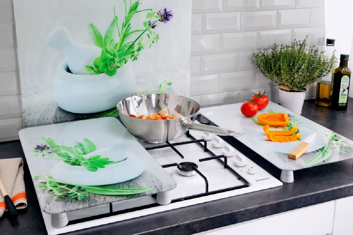 Comment choisir le bon protège plaque cuisson pour votre cuisine ?