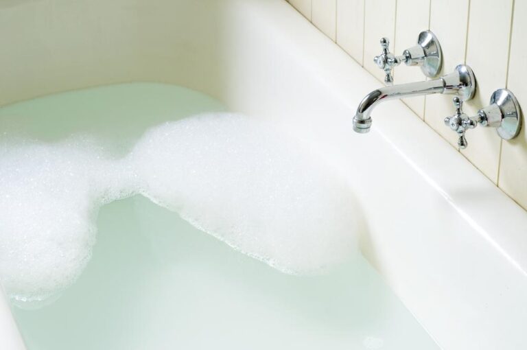 Comment déboucher efficacement sa baignoire sans l’aide d’un plombier ?