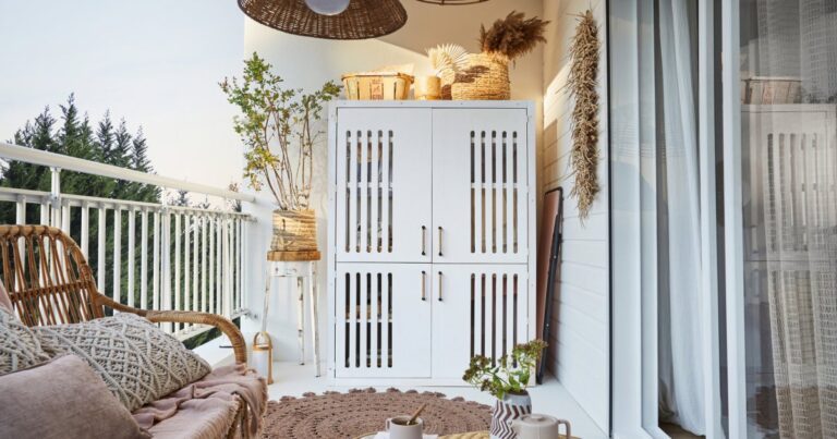 Comment optimiser le rangement sur un petit balcon avec des meubles ?