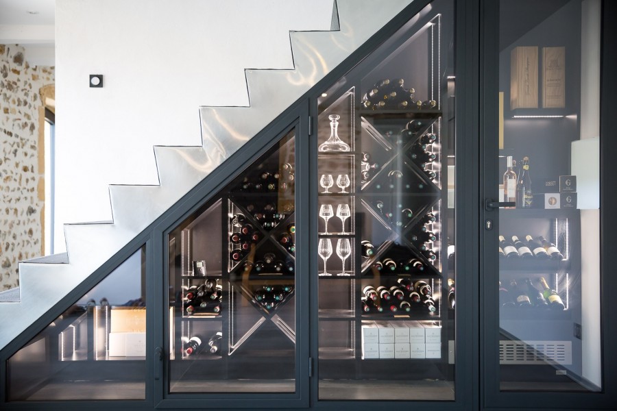 Comment aménager une cave à vin sous un escalier?