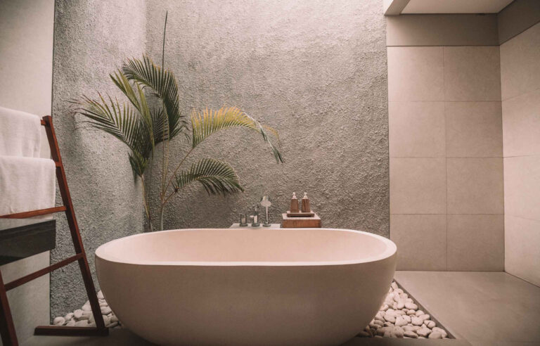 Comment aménager une salle de bain beige et bois pour une touche de chaleur et d'élégance ?