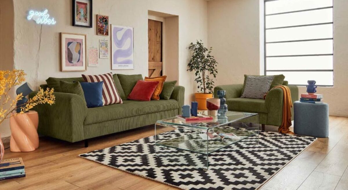 Comment intégrer un canapé vert velours dans votre décoration intérieure ?