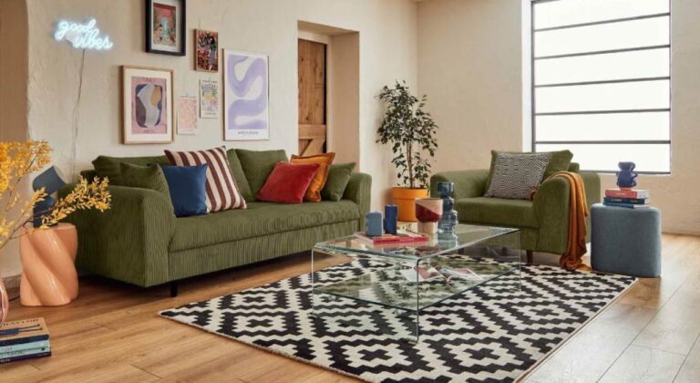 Comment intégrer un canapé vert velours dans votre décoration intérieure ?