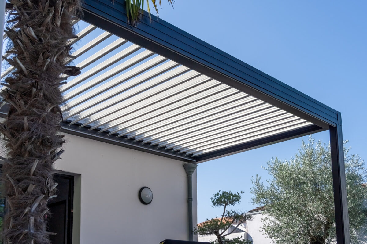 Guide complet pour l&rsquo;installation d&rsquo;une pergola bioclimatique sur mesure
