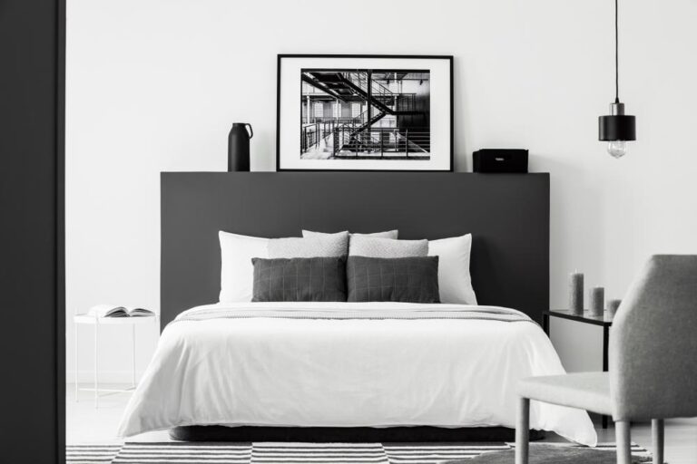 Comment aménager une chambre noir et blanc chic et moderne ?