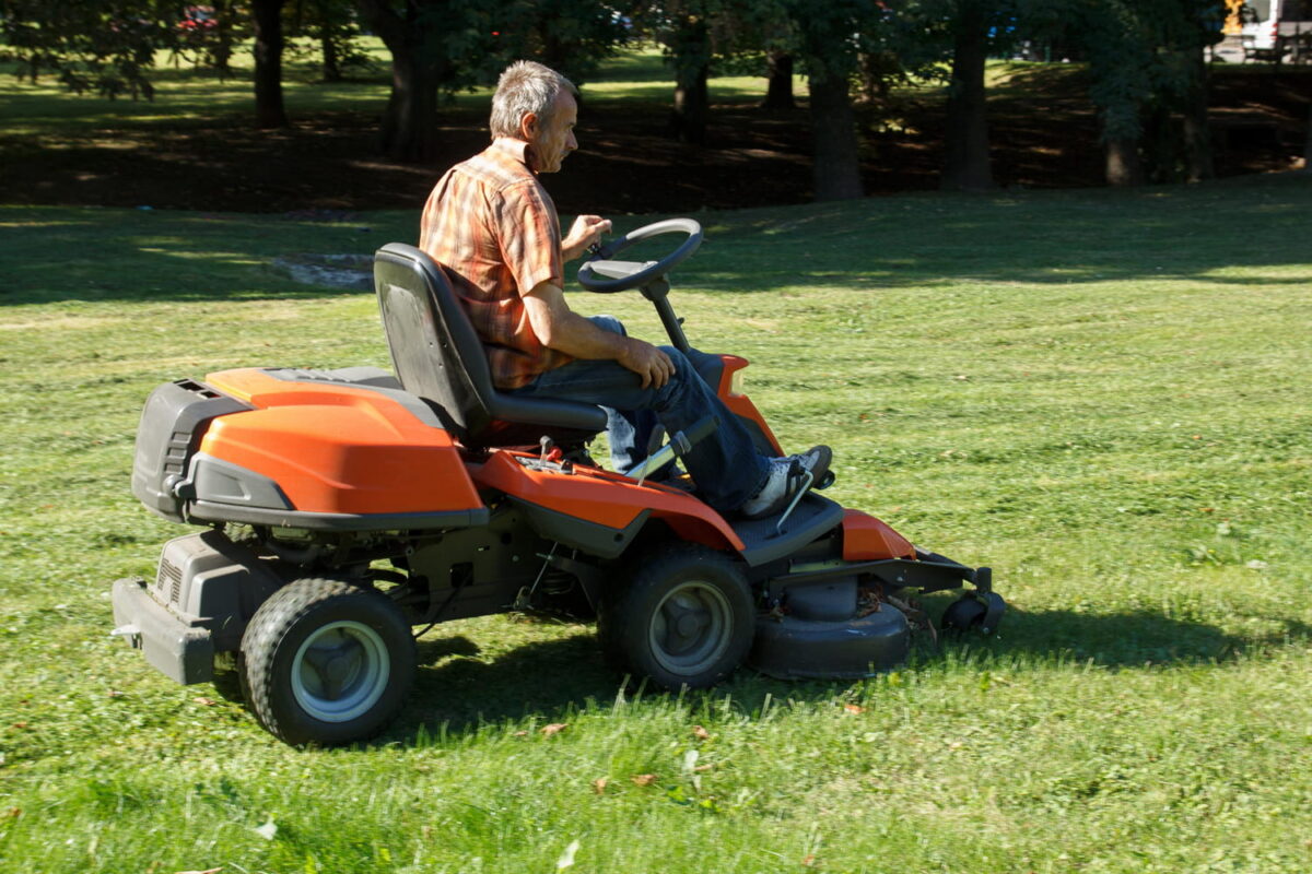 Comment choisir le meilleur tracteur tondeuse électrique pour votre jardin ?