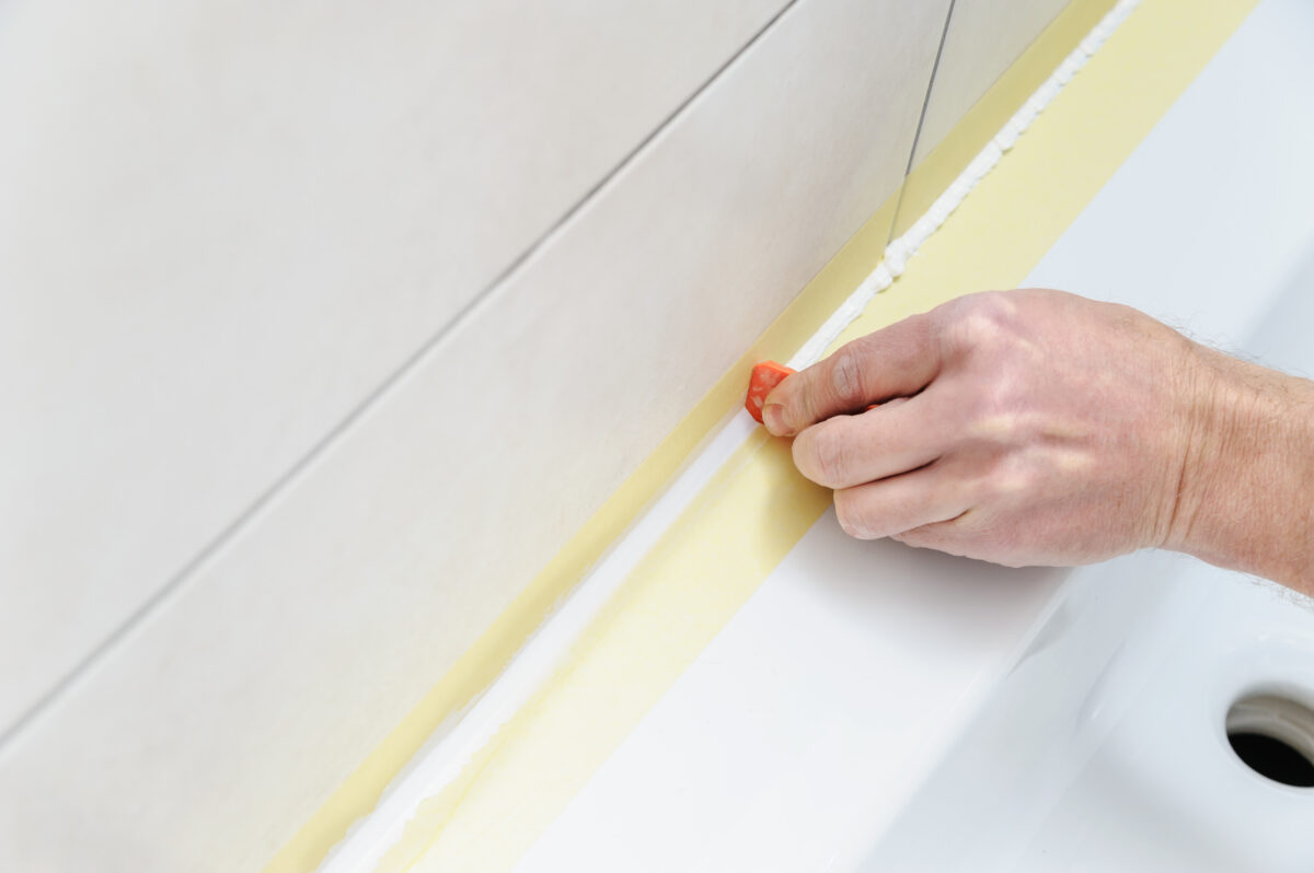 Comment remplacer efficacement le joint silicone de votre douche ?