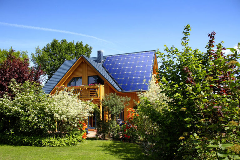 maison panneaux photovoltaiques