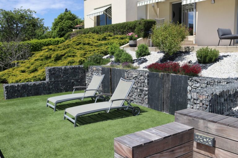 Comment aménager un jardin en pente moderne ?