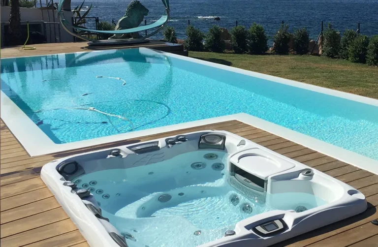 Comment choisir une piscine avec jacuzzi pour votre jardin ?