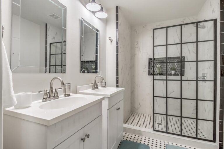 Porte de douche style verrière : une tendance design pour votre salle de bain