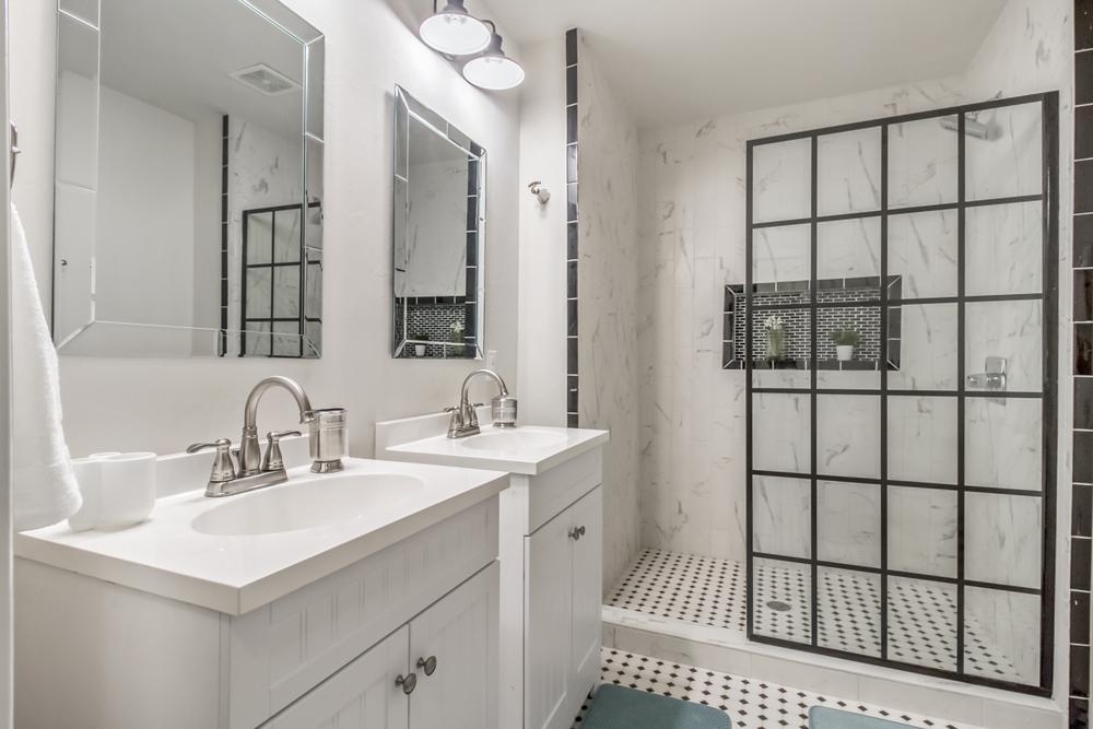 Porte de douche style verrière : une tendance design pour votre salle de bain