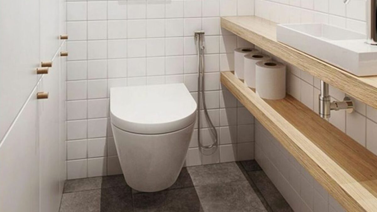 Comment intégrer le bois dans la déco de mes toilettes ?