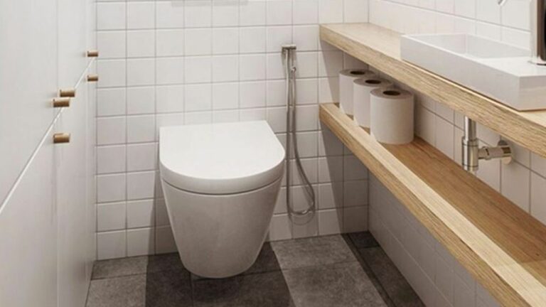 Comment intégrer le bois dans la déco de mes toilettes ?