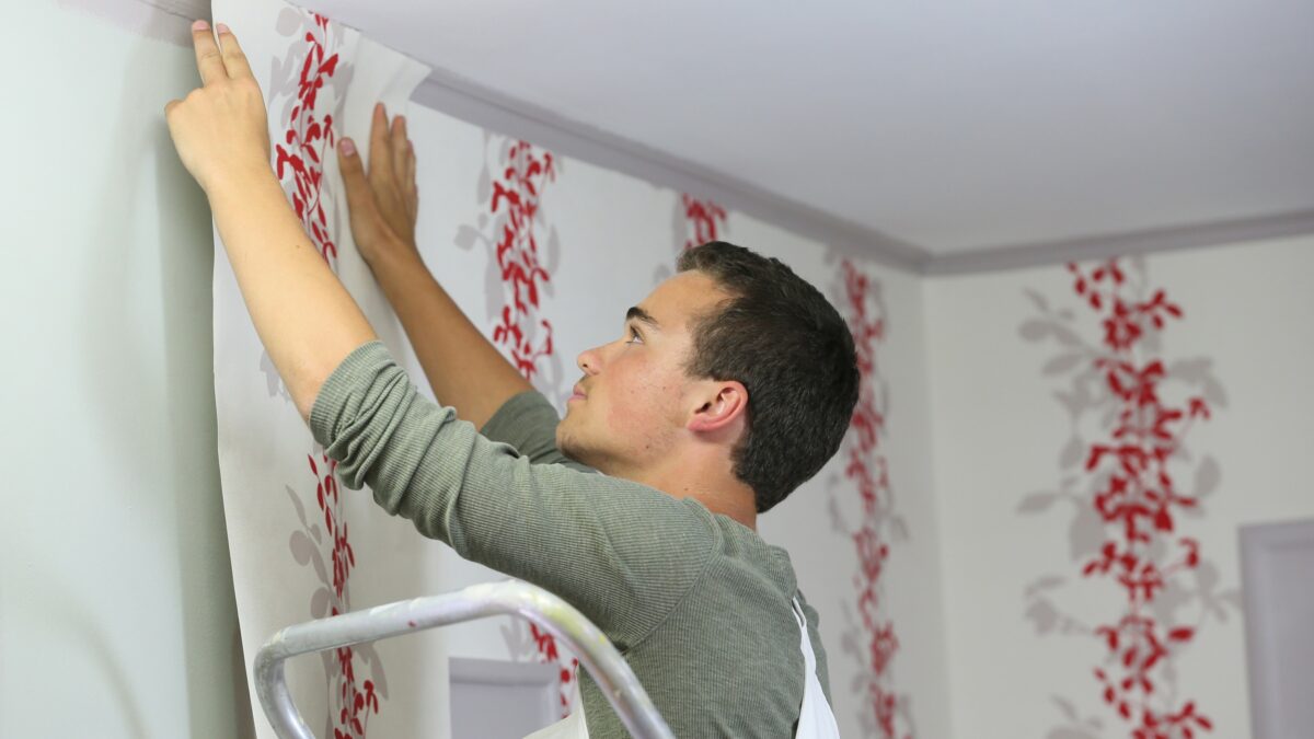 Comment réussir la pose de votre papier peint : guide pratique et astuces