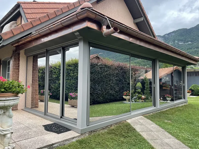 Comment choisir et installer une vitre sans tain pour plus d'intimité à la maison ?
