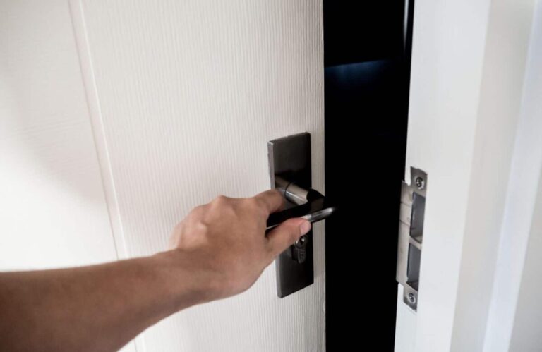 Comment ouvrir une porte claquée avec une radio ?