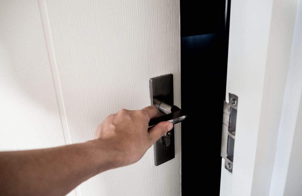 Comment ouvrir une porte claquée avec une radio ?