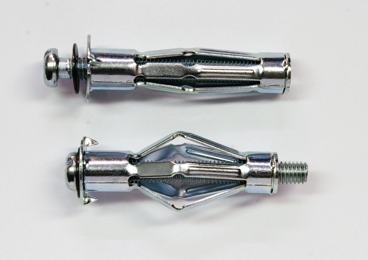 Comment utiliser une cheville à frapper pour fixer vos étagères efficacement ?