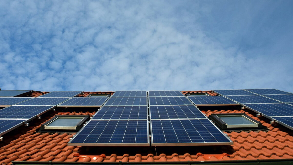panneaux solaires sur toit
